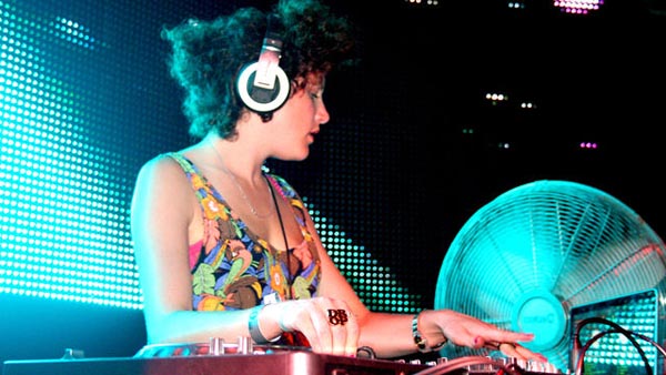 Annie Mac Mashup 2011-08-05 Live in Ibiza with Example, 2 Bears, Skream, Little Dragon and Calvin Harris