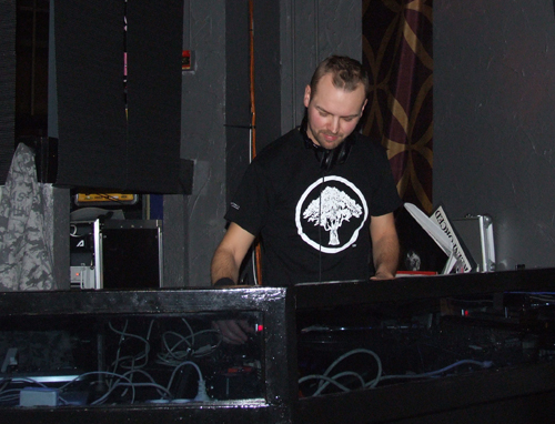 DJ WOO playing